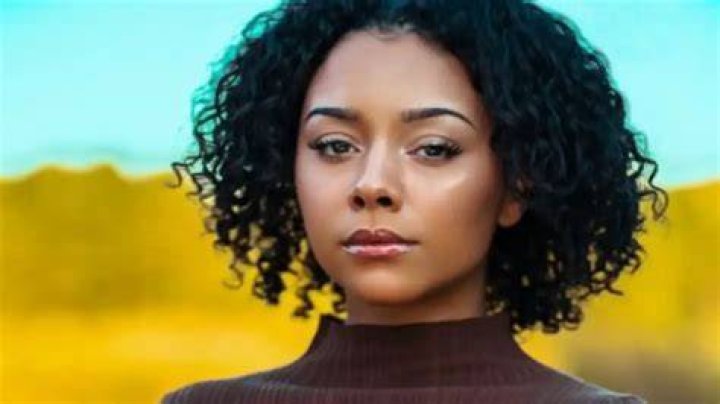 Alix Lapri - Age, Family, Bio